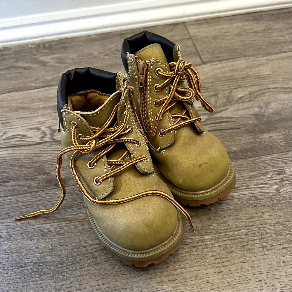 Smart fit boys work boots size 8